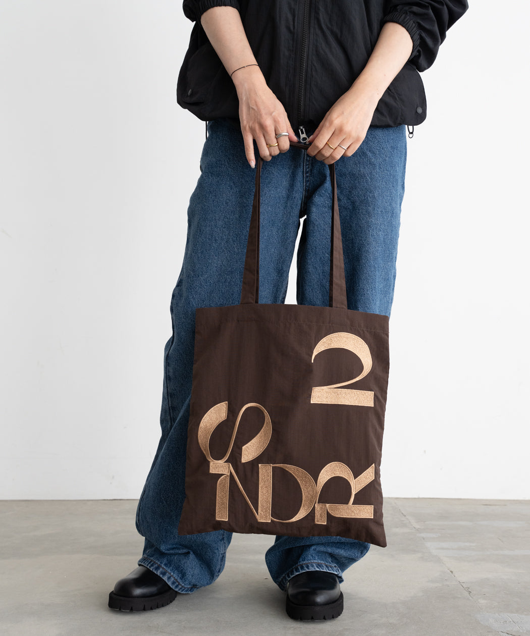 EMBROIDERED NYLON TOTE