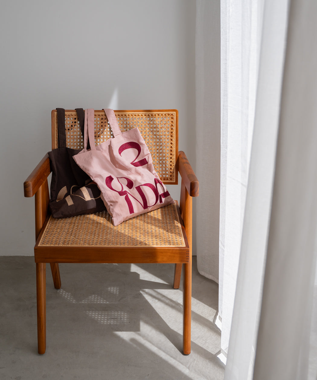 EMBROIDERED NYLON TOTE